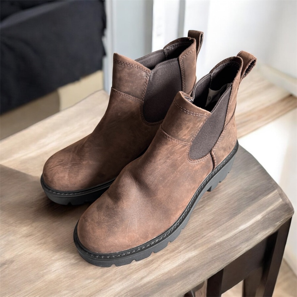 Sz 6 UGG Brown  Chelsea Boots
